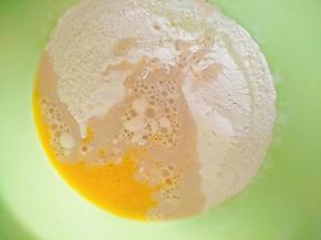 面粉中加入鸡蛋液，酵母粉用温水化开后一同倒入