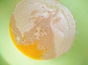面粉中加入鸡蛋液，酵母粉用温水化开后一同倒入