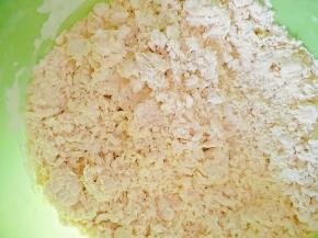 成如下絮状，用手揉成面团