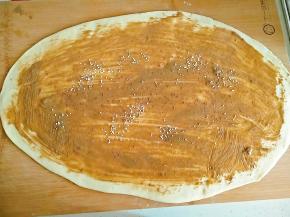 均匀刷上一层芝麻酱，撒上少许芝麻酱