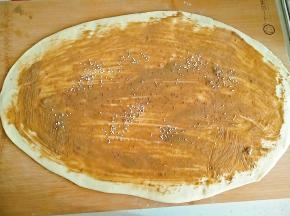 均匀刷上一层芝麻酱，撒上少许芝麻酱