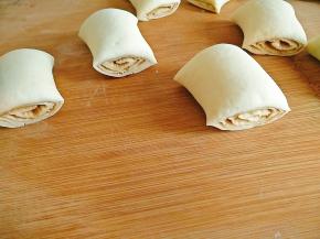 将面皮紧紧的卷起来，在切成均匀的段如图