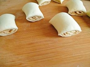 将面皮紧紧的卷起来，在切成均匀的段如图