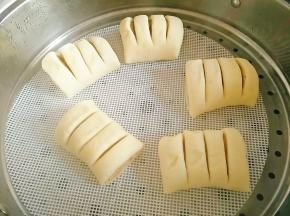 为了制造简单的花纹，我在每份面团上均匀切了三刀，但注意不要切断，水沸中大火蒸20分钟。