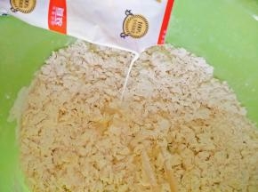 用筷子不断搅拌，并且一点点加入牛奶