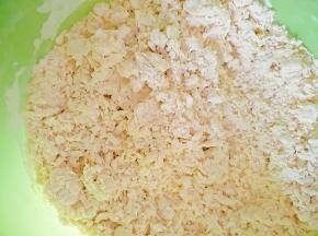 用筷子不断搅拌，并且一点点加入牛奶