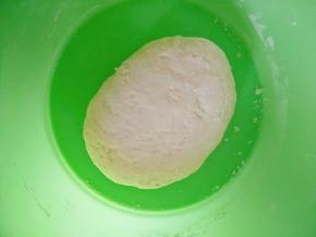 揉好的面团，盖上保鲜膜，放到温暖的地方发酵至两倍大。