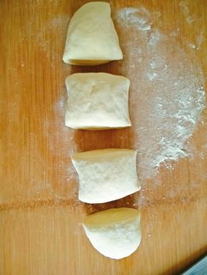 取出一半面团，揉至光滑后分成4个面剂子