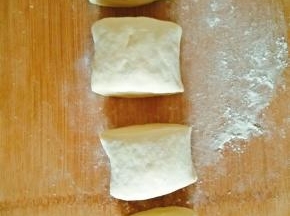 取出一半面团，揉至光滑后分成4个面剂子