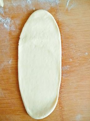 取一份面剂子擀开，成如图