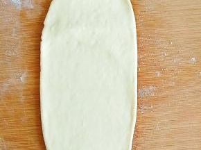 取一份面剂子擀开，成如图