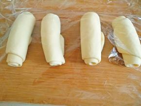 在依次卷起来，盖上保鲜膜醒10分钟。