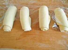 在依次卷起来，盖上保鲜膜醒10分钟。