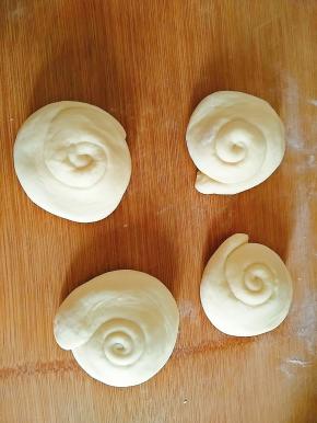 醒好的面卷从上自下压扁，成如下。