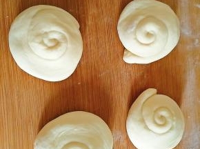 醒好的面卷从上自下压扁，成如下。