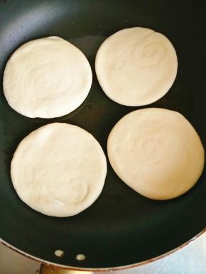 擀薄后，锅内刷少许油，小火烙