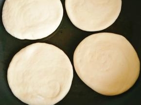 擀薄后，锅内刷少许油，小火烙