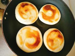 在面表面变硬，凝固后，翻面，再烙3分钟就好