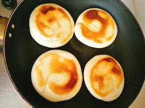 在面表面变硬，凝固后，翻面，再烙3分钟就好