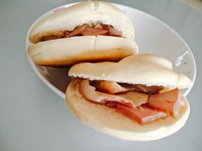 从中间切开，夹进入肉即可