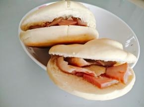 从中间切开，夹进入肉即可