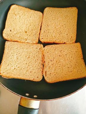 平底不粘锅直接放入吐司小火烤