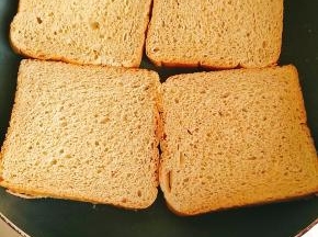 平底不粘锅直接放入吐司小火烤