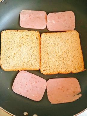 火腿也不放油，烤一下