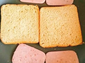 火腿也不放油，烤一下