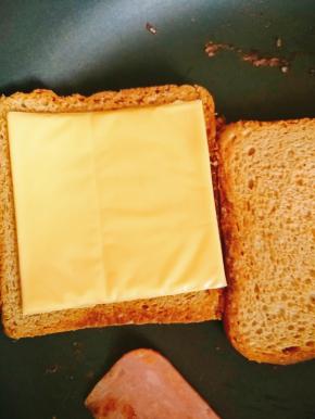 烤至吐司上色，翻面，放入芝士片