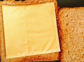 烤至吐司上色，翻面，放入芝士片