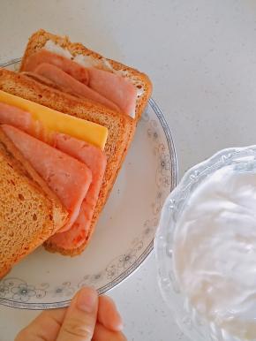 盖上烤好的另一片吐司就完成啦