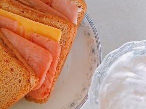 盖上烤好的另一片吐司就完成啦