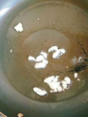热锅冷油、爆香蒜。