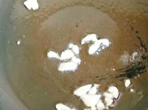 热锅冷油、爆香蒜。