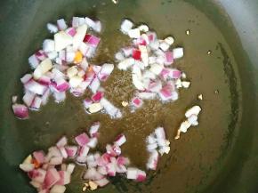 放入洋葱，一起爆香