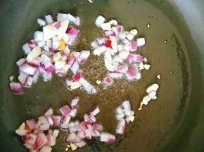 放入洋葱，一起爆香