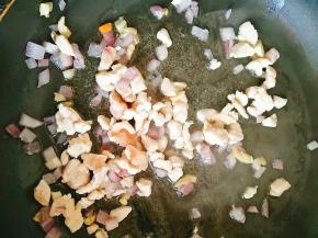 放入鸡肉丁、倒入料酒翻炒