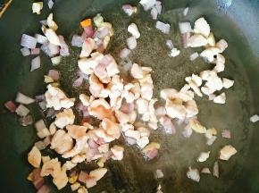 放入鸡肉丁、倒入料酒翻炒