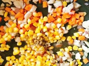 .放入其他配菜丁一起翻炒，放入黑胡椒，炒匀后放入白砂糖