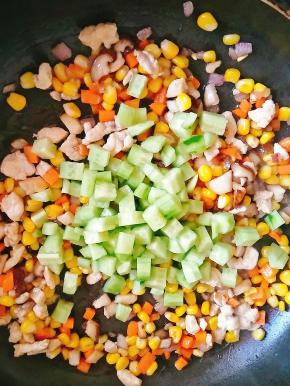 玉米粒炒熟后，放入盐调味，最后放入黄瓜一起炒匀。