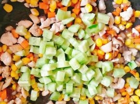 玉米粒炒熟后，放入盐调味，最后放入黄瓜一起炒匀。