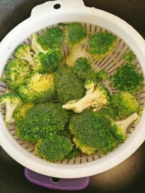 西兰花买回来之后，一定要用盐水侵泡半小时以上