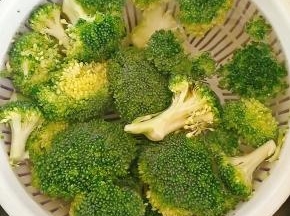 西兰花买回来之后，一定要用盐水侵泡半小时以上