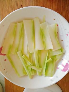 西兰花的根部可去皮切成片，避免浪费。