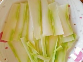 西兰花的根部可去皮切成片，避免浪费。