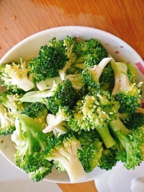 洗净的西兰花切成小块。