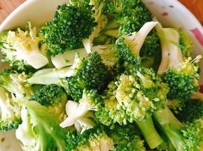 洗净的西兰花切成小块。