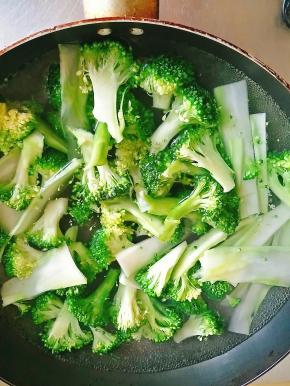 水沸，放入西兰花焯熟