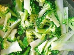 水沸，放入西兰花焯熟